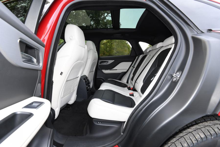 Интерьер Jaguar F-Pace S 30t AWD Prestige 2016 года  (UK) (фото 8 из 14)
